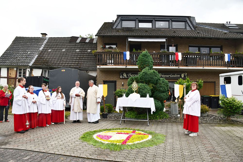 Auf dem Vorplatz zu Bernhard’s Friseurladen, im Herzen von Schachenauel, wurde vor dem Altar wieder ein Blütenteppich gestaltet.