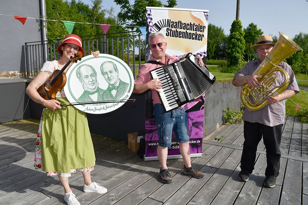 Die Naafbachtaler Stubenhocker in kleiner Besetzung: Reinhild Friedrich (Violine und Gesang), Axel Friedrich (Akkordeon und Gesang) sowie Uwe Kelter (Tuba). Mit ihrer Begeisterung für Volksmusik und kölsche Töne werten sie jedes Fest zu einem rhythmischen Vergnügen auf. Für das Breuer-Gedenken haben sie ihr Repertoire um Stücke aus dem Gesellenliederbuch von Johann Gregor Breuer sowie um Volkslieder der damaligen Zeit erweitert. 
