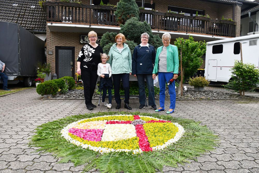 Bei jedem Fronleichnamszug denken sich die Damen vom Dilettantenverein Neuhonrath ein neues Blüten-Bild aus.