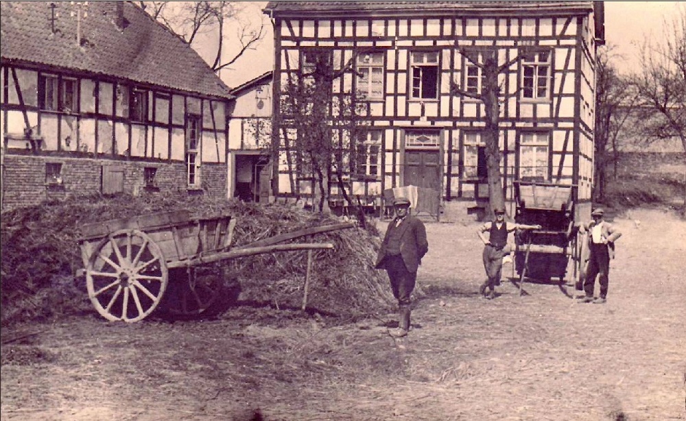 Der Knipscher Hof von Süden in den 1930er Jahren. Karl Hein mit zwei Knechten.