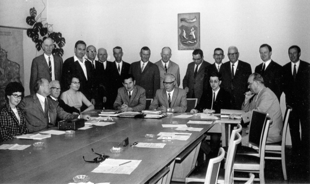 Gemeinderat Wahlscheid 1969 mit Bürgermeister Hermann Oberheuser (sitzend Bildmitte)